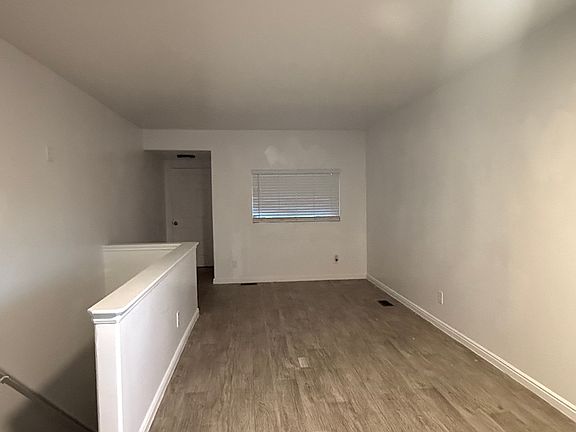 4th image of 137 E Wentworth Ave