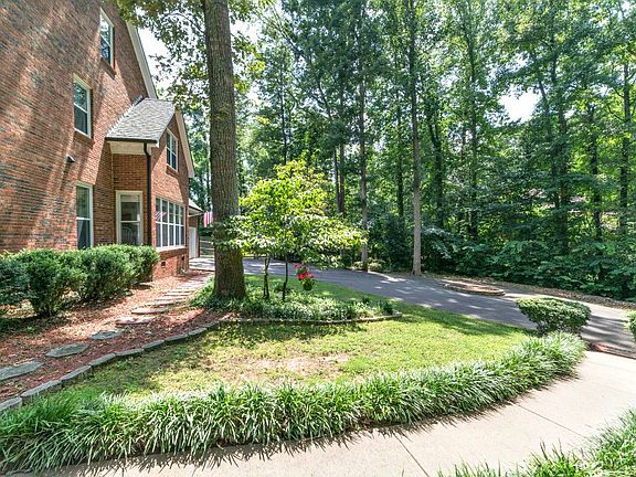 Surrounded by greenery!