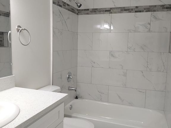 4th image of 21511-3 Saticoy St #21511-3