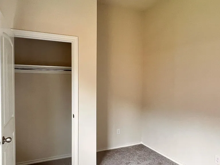 324 Greenhaven Dr — Photo 2