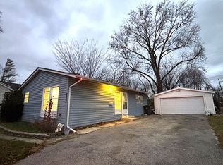 200 Butte Ln, Carpentersville, IL 60110