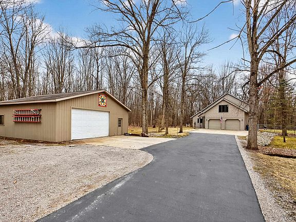 2nd image of 1636 E Siebert Rd