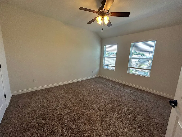320 Untermaier St — Photo 10