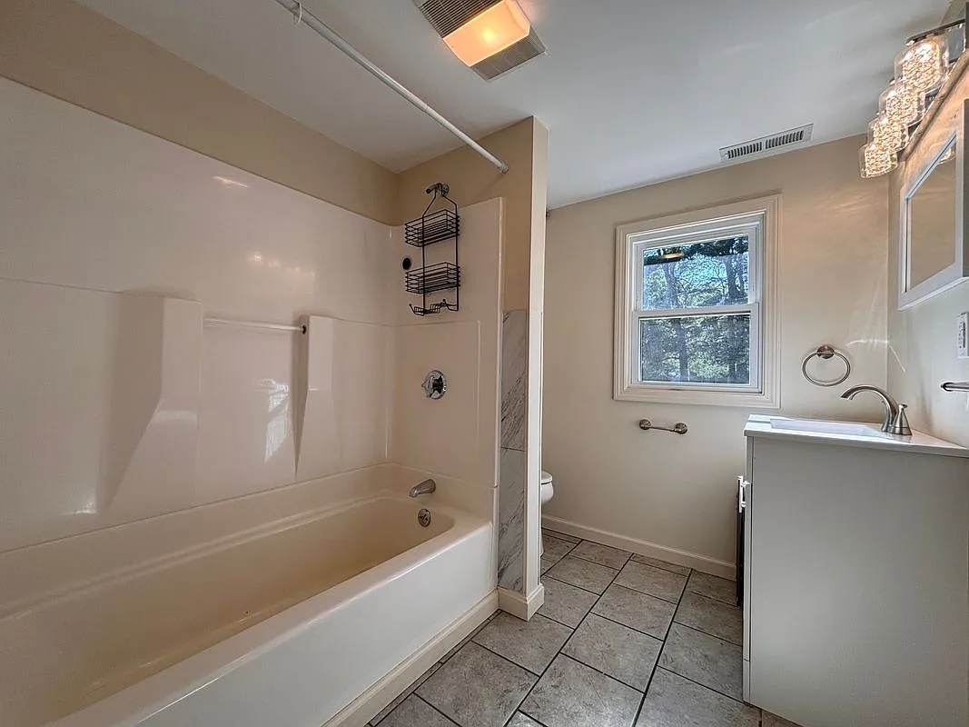 3 bed, 1.0 bath, 1000 sqft, $1,800 — Photo 4