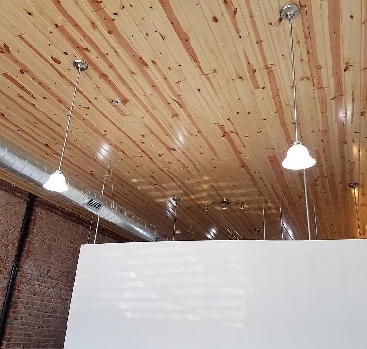 CAR-SIDING CEILING, BRICK EXPOSED WALL PENDANT LIGHTING, IND