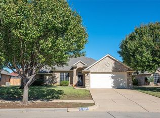 524 Apple Tree Ct, Saginaw, TX 76179