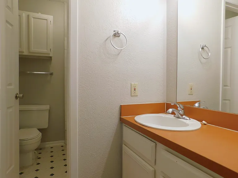 1915 Kingswood Ct — Photo 12