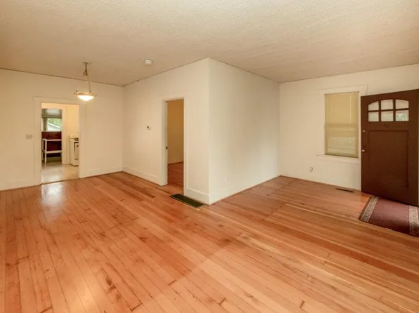 5513 11th Ave NE, Seattle, WA 98105