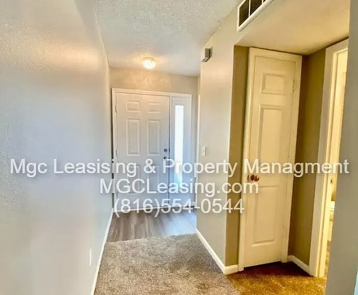 1012B NE Whispering Winds Ct #B — Photo 6