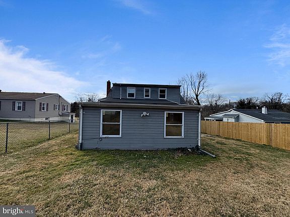 3rd image of 2716 Alderwood Ave