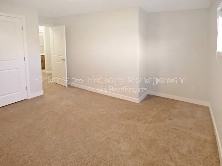 338 Skeena Cres W #LOWER LEVEL — Photo 5