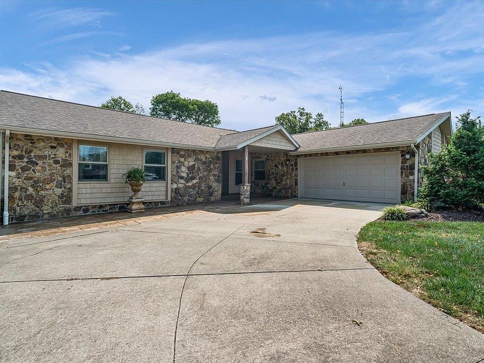 1st image of 876 S Crestwood Dr