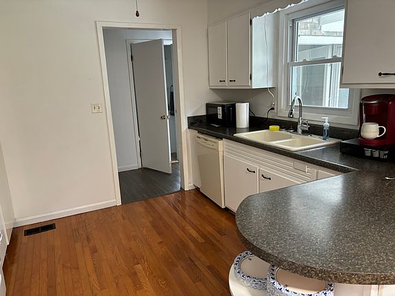 Shared Kitchen with eat in area