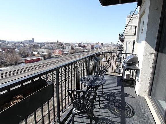 5th image of 1524 S Sangamon St Unit 310