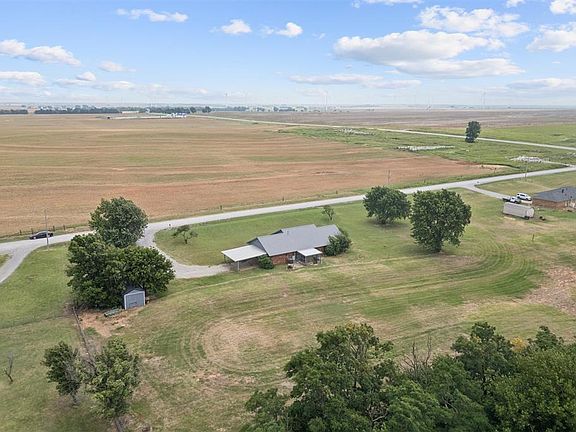 3rd image of 415 SE Chisholm Trail Rd
