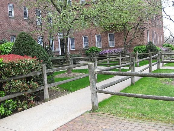 Beautifully maintained 2 bedroom, 1 bath