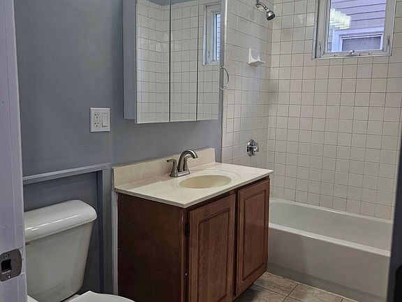 5th image of 10 Hosmer St Floor 1