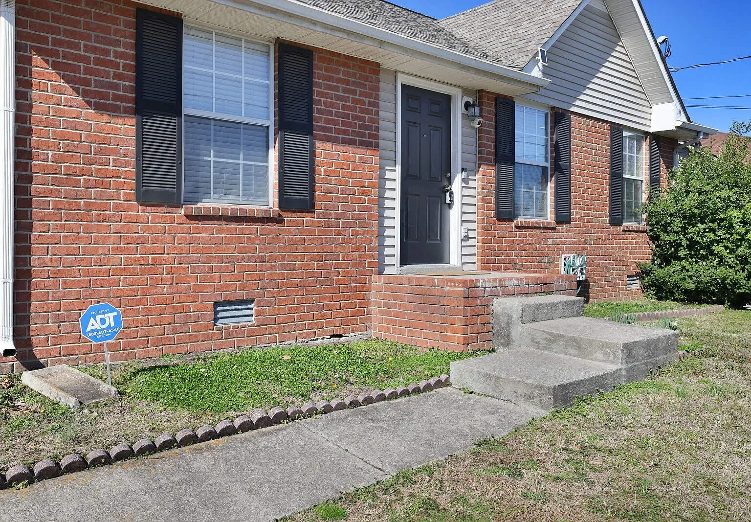 3 bed, 2.0 bath, 1074 sqft, $2,000 — Photo 3