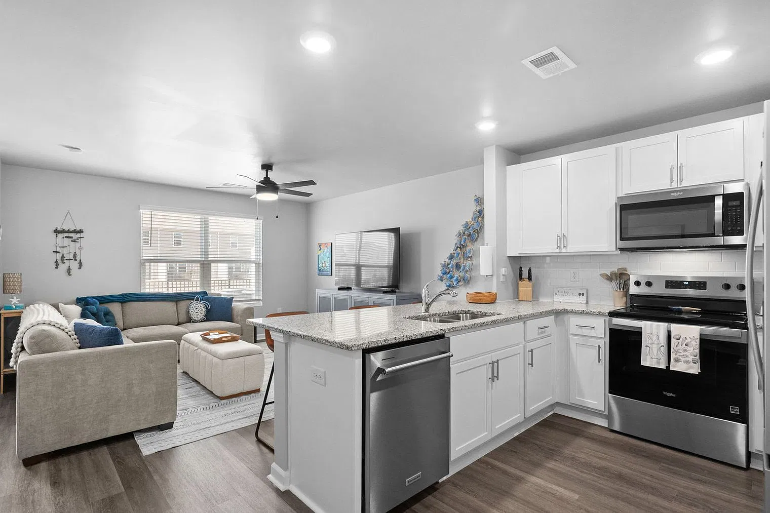 3 bed, 2.0 bath, 1442 sqft, $3,591 — Photo 4