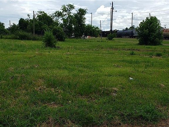 4th image of 1215 Railroad Ave