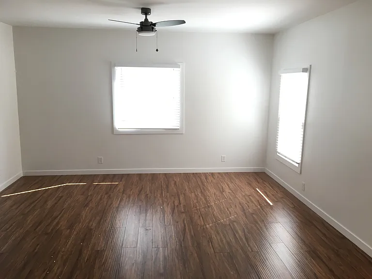 2431 Sichel St — Photo 4