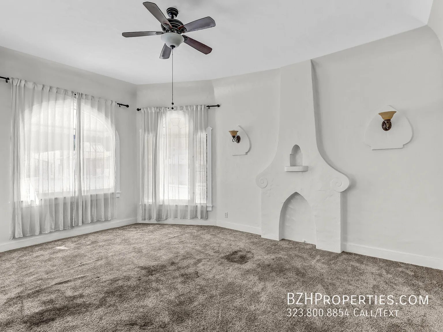 Elegant 2 Bedroom in Beverly Grove - Upper Level & Vintage Architecture — Photo 3