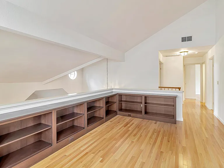 302 Tadley Ct — Photo 18