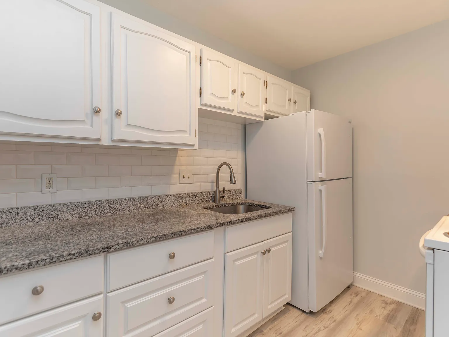 2 bed, 900 sqft, $2,400 — Photo 2