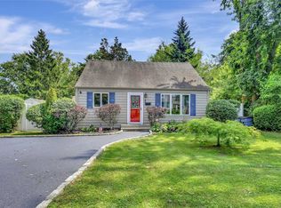 8 Howe St, Huntington Station, NY 11746