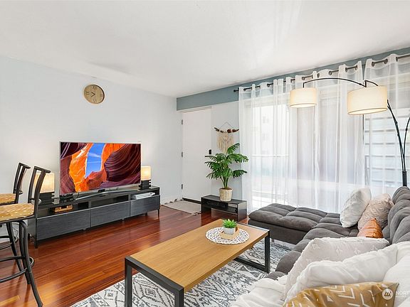 5th image of 752 Bellevue Avenue E #302