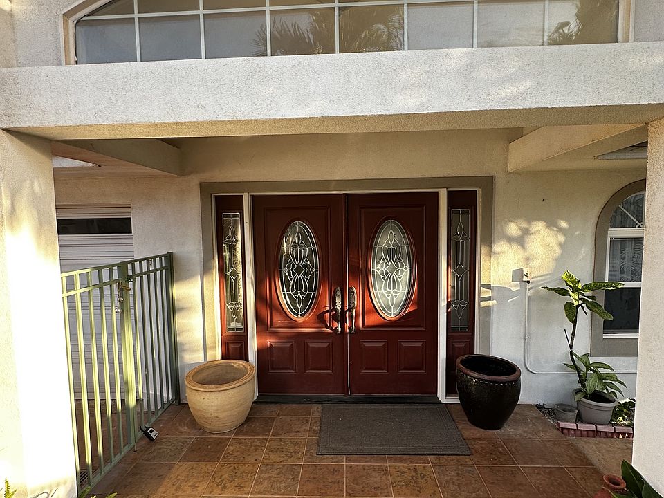 Shared common entrance with upstairs apartment.