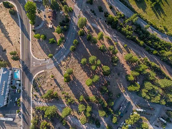 4th image of Black Butte Dr
