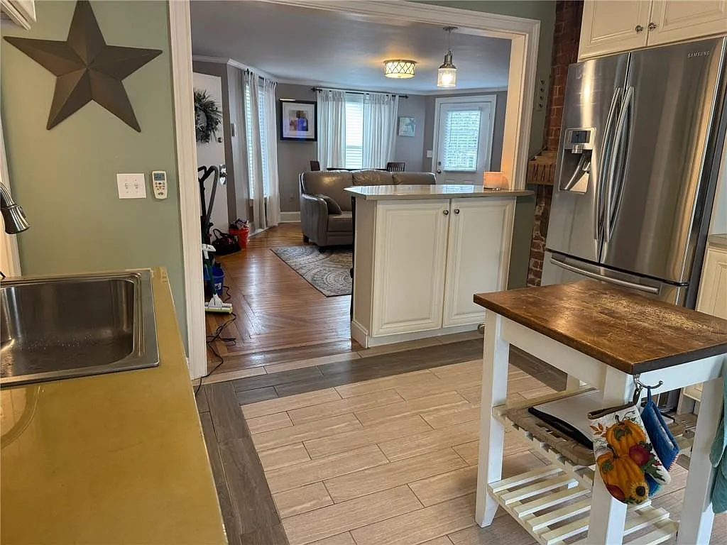 3 bed, 1.0 bath, 1000 sqft, $2,800 — Photo 3