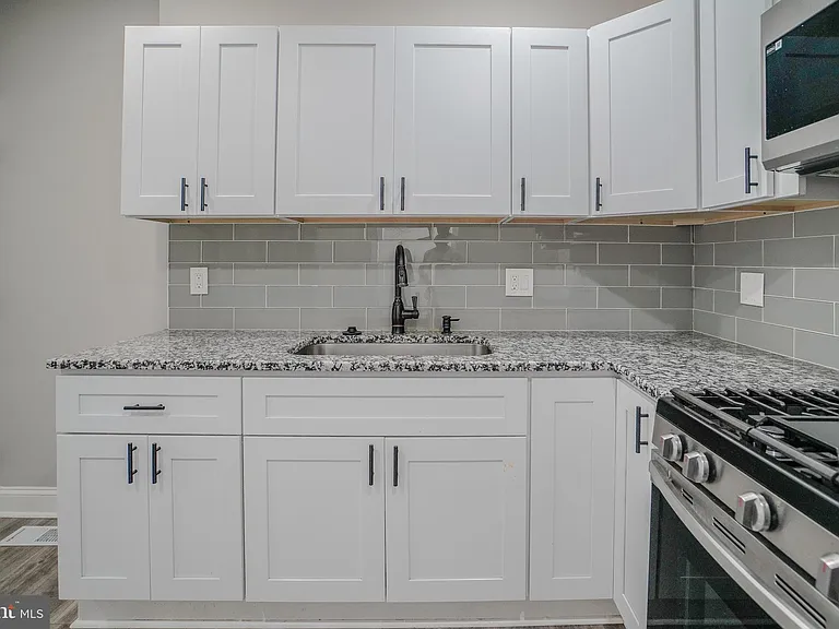 1535 W Seltzer St — Photo 14