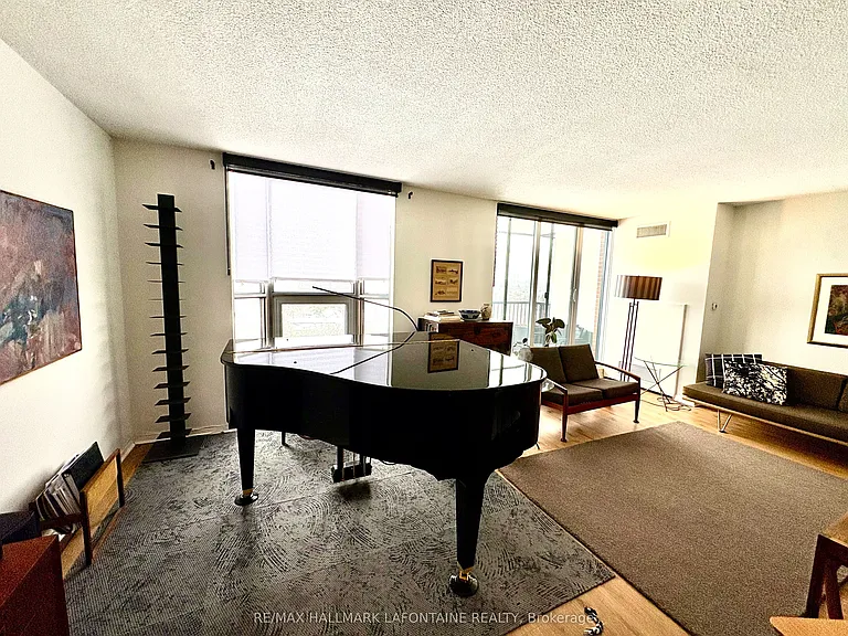 2951 Riverside Dr #905 — Photo 2