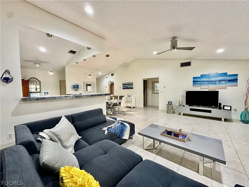 2 bed, 2.0 bath, 1379 sqft, $2,300 — Photo 3