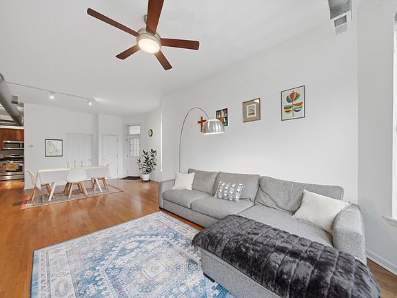 5th image of 1048 W Foster Ave #E