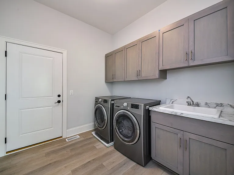 2447 Sharon Ct — Photo 15