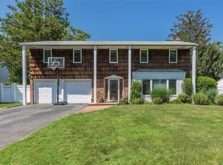 23 Sioux Dr, Commack, NY 11725