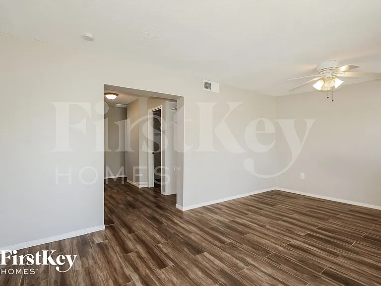 2126 W San Miguel Ave — Photo 8
