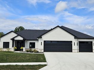 102 Fox Trail Dr, Auburn, IN 46706