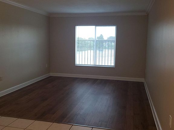 Foyer/ Dining space (tile) connects into living room (laminate wood)
Huge windows over Lake