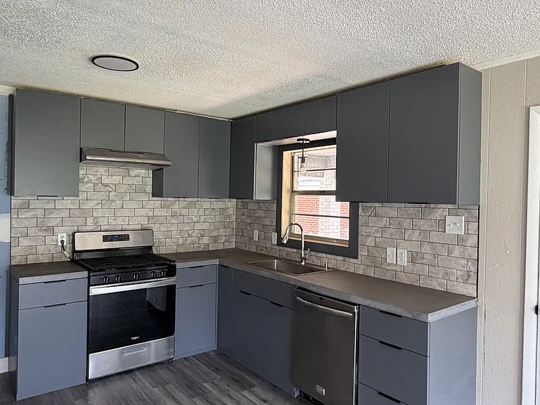 409 W 21st St — Photo 7