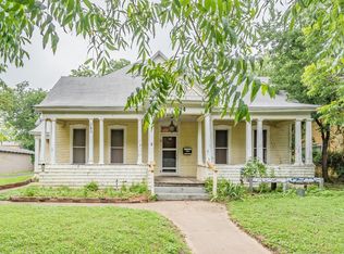 404 S Robinson St, Cleburne, TX 76031