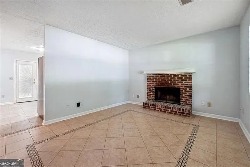 3 bed, 2.0 bath, 1023 sqft, $1,600 — Photo 3