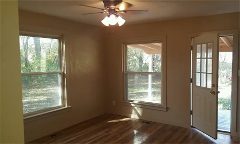 3 bed, 1.0 bath, 1032 sqft, $1,549 — Photo 2