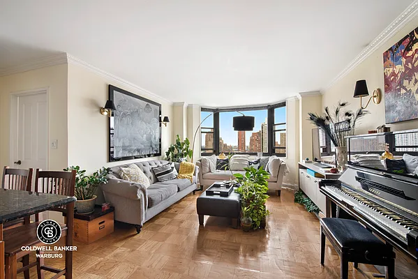 Rented by Coldwell Banker Warburg | media 21