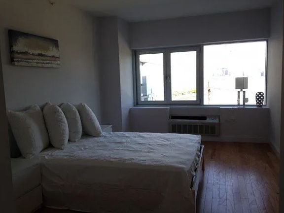 4th image of 1703 Park Ave