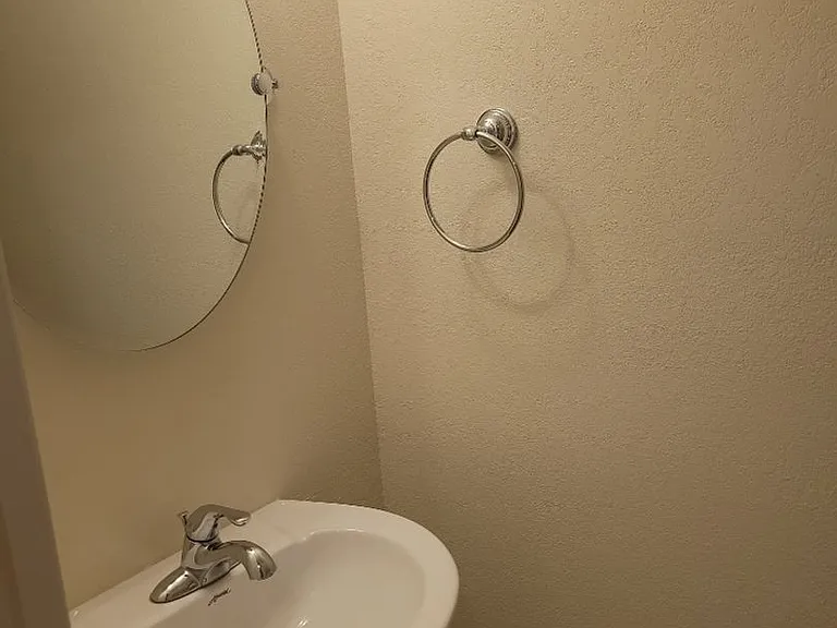 2039 Campus Dr — Photo 4