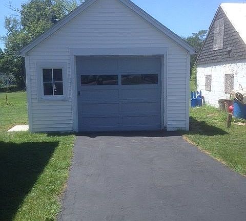 1.5 car Garge with Opener